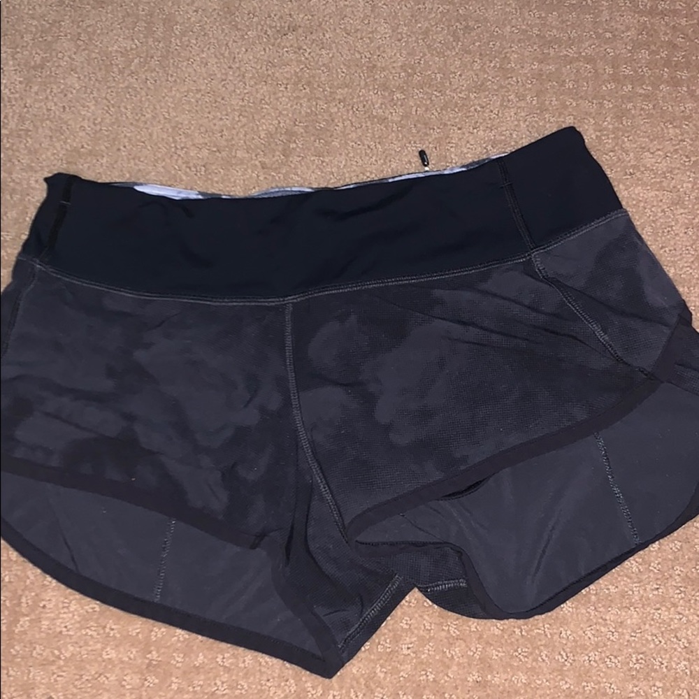 lululemon 🍋 black RARE patterned shorts